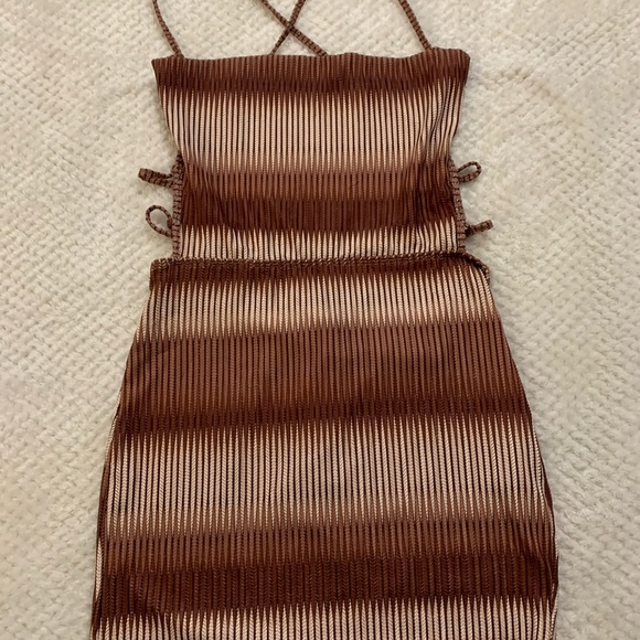 Backless dress - Picture 2 of 3